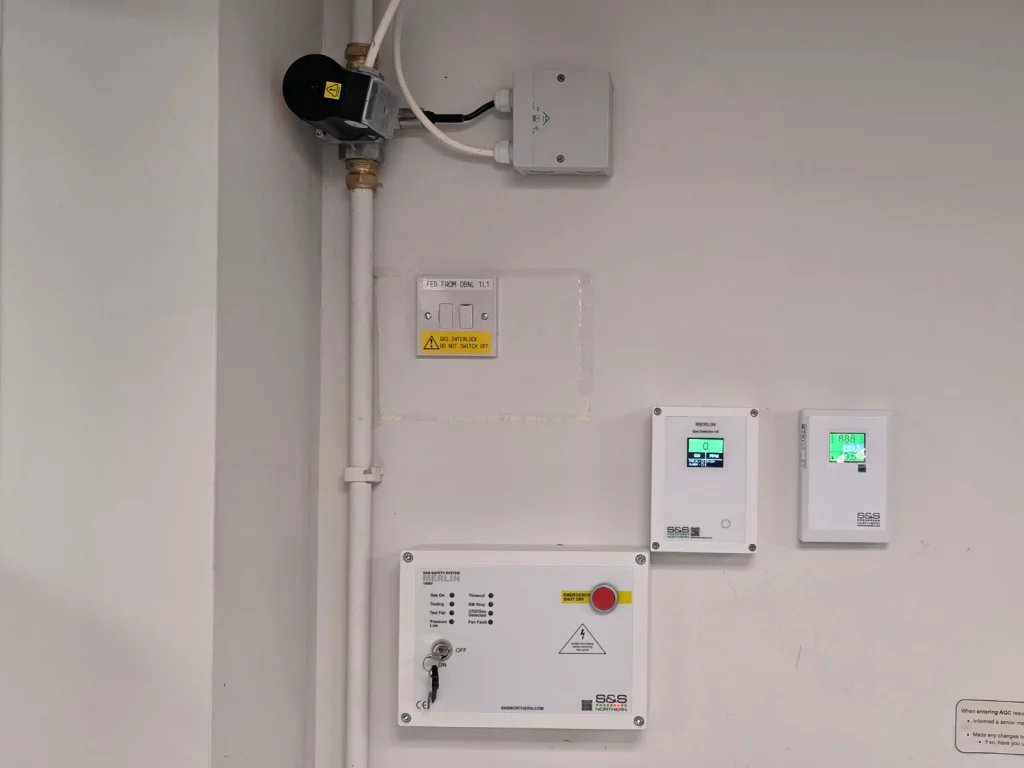 Gas interlock panel with CO and CO2 monitoring, gas valve and pressure transducer for laboratory Bunsen burners