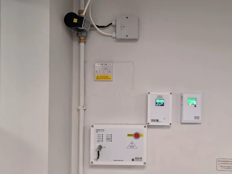 Gas interlock panel with CO and CO2 monitoring, gas valve and pressure transducer for laboratory Bunsen burners